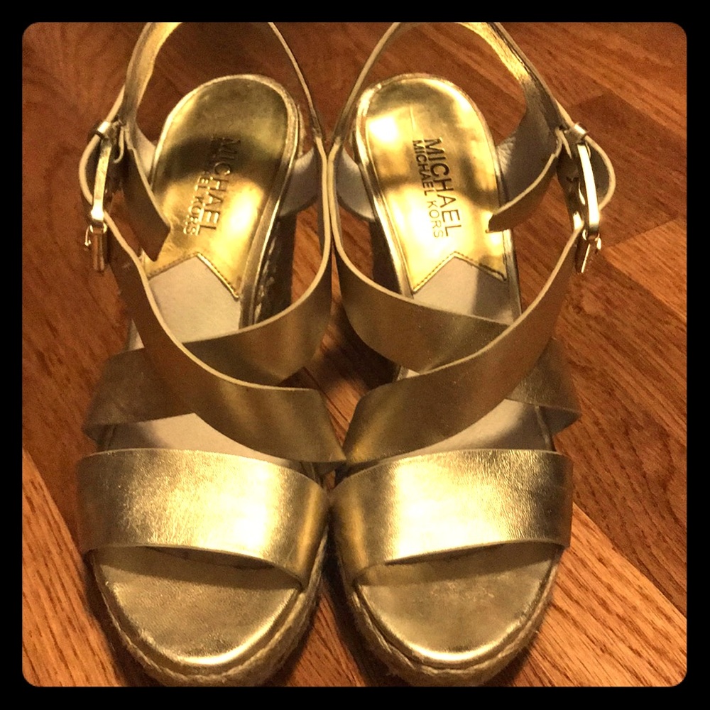 MK wedges - 6.5 heel is 3’5”Gold 👠❤️